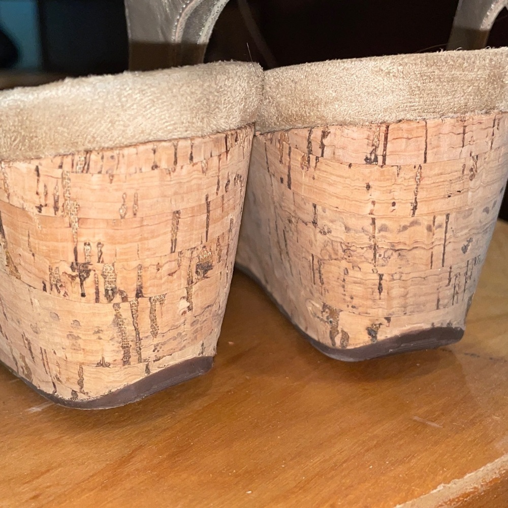 St John’s Bay 8.5 2-inch cork wedge heel, gold shimmer cross-toe Pasadena EUC - Picture 5 of 7